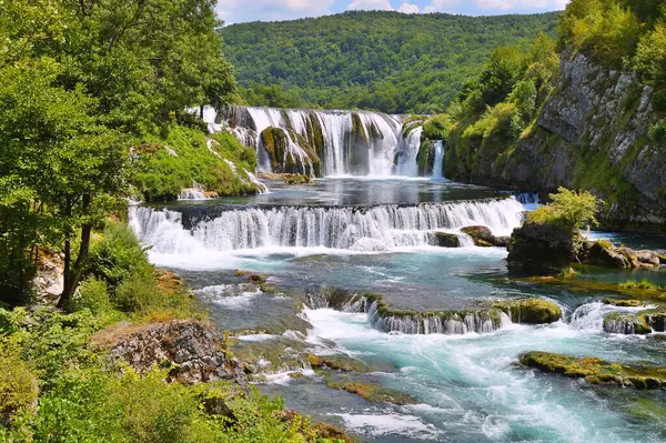 Bosna-Hersek 'in Una nehrinde Şelale Strbacki buk. Yazın Bihac yakınlarında Strbacki buk. Doğa arkaplanı