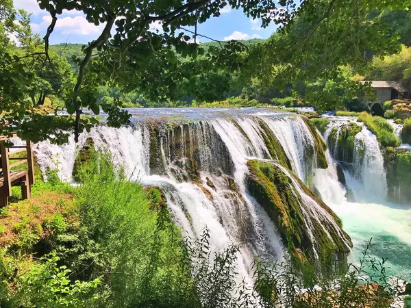 Bosna-Hersek 'in Una nehrinde Şelale Strbacki buk. Yazın Bihac yakınlarında Strbacki buk. Doğa arkaplanı