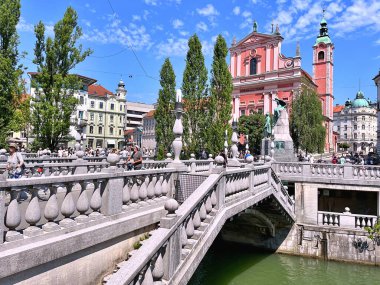 Romantik Ljubljana şehir merkezi: Ljubljanica Nehri, Üçlü Köprü, Tromostovje, Preseren Meydanı ve Annunciation Fransisken Kilisesi. Ljubljana, Slovenya, Avrupa