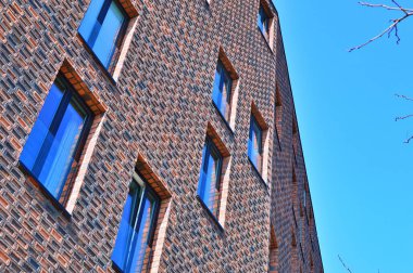 Hristiyanhavn bölgesinin tekneler ve modern konut binalarıyla manzarası, bölgeyi tanımlayan tarihi depoların yorumlanması. Danimarka 'da Kopenhag