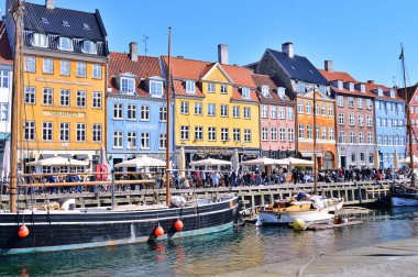 Kopenhag (Nyhavn bölgesi) güneşli bir yaz gününde. Yaz tatilinde İskandinavya 'ya, Danimarka' da Kopenhag 'a seyahat......