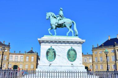 Frederik 'in halk arasında Mermer Kilise ve Amalienborg Şatosu olarak bilinen Kilisesi, 25-2024 tarihlerinde Kopenhag Danimarka' da Frederick V 'in heykeli ile