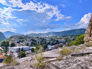 16.07.2022. Bosna, Jajce 'deki eski şatonun panoramik manzarası. En üst nokta. Seyahat