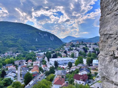 16.07.2022. Bosna, Jajce 'deki eski şatonun panoramik manzarası. En üst nokta. Seyahat