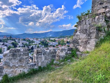16.07.2022. Bosna, Jajce 'deki eski şatonun panoramik manzarası. En üst nokta. Seyahat