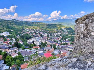 16.07.2022. Bosna, Jajce 'deki eski şatonun panoramik manzarası. En üst nokta. Seyahat