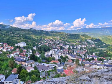 16.07.2022. Bosna, Jajce 'deki eski şatonun panoramik manzarası. En üst nokta. Seyahat