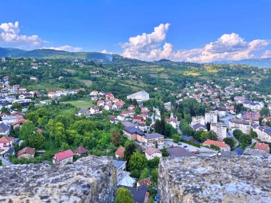 16.07.2022. Bosna, Jajce 'deki eski şatonun panoramik manzarası. En üst nokta. Seyahat