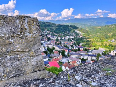 16.07.2022. Bosna, Jajce 'deki eski şatonun panoramik manzarası. En üst nokta. Seyahat