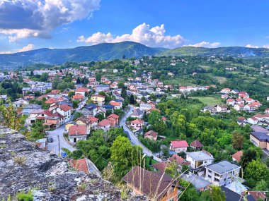 16.07.2022. Bosna, Jajce 'deki eski şatonun panoramik manzarası. En üst nokta. Seyahat