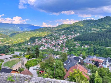 16.07.2022. Bosna, Jajce 'deki eski şatonun panoramik manzarası. En üst nokta. Seyahat