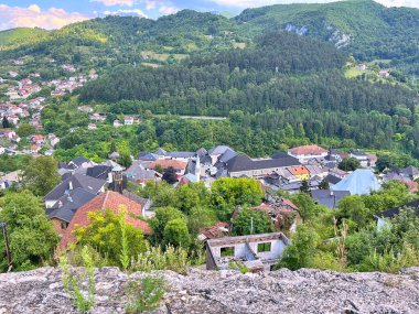 16.07.2022. Bosna, Jajce 'deki eski şatonun panoramik manzarası. En üst nokta. Seyahat