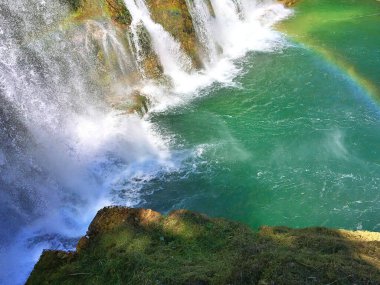 30.04.2025. - Pliva Şelalesi, Bosna-Hersek 'in Jajce kentinde 20 metre yükseklikteki uçurumdan aşağı süzülen eski kentin arka planında