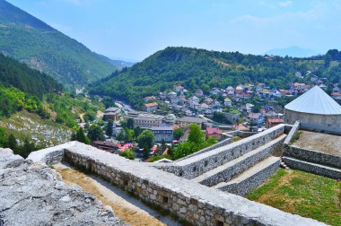 Bosna-Hersek 'in orta Bosna Kantonu' ndaki Travnik kasabasındaki kale. Stari Grad olarak bilinen anıt, 14. yüzyılın sonlarında ve 15. yüzyılın başlarında inşa edildiğine inanılıyor.