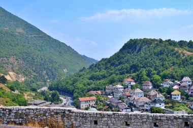 Bosna-Hersek 'in orta Bosna Kantonu' ndaki Travnik kasabasındaki kale. Stari Grad olarak bilinen anıt, 14. yüzyılın sonlarında ve 15. yüzyılın başlarında inşa edildiğine inanılıyor.