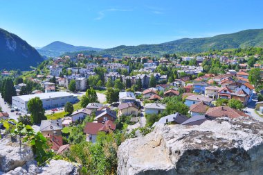 Tatilde Avrupa 'ya seyahat, Bosna-Hersek' te Jajce. Jajce üzerindeki eski kaleden panoramik manzara. Üst hedef
