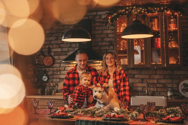 Retrato Familia Feliz Con Hijo Pijama Cuadros Rojo Riéndose Abrazos —  Fotos de Stock