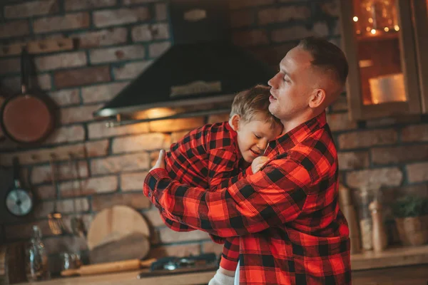 Kırmızı Kareli Elbiseli Noel Baba Evde Bekleyen Küçük Oğlu Olan — Stok fotoğraf