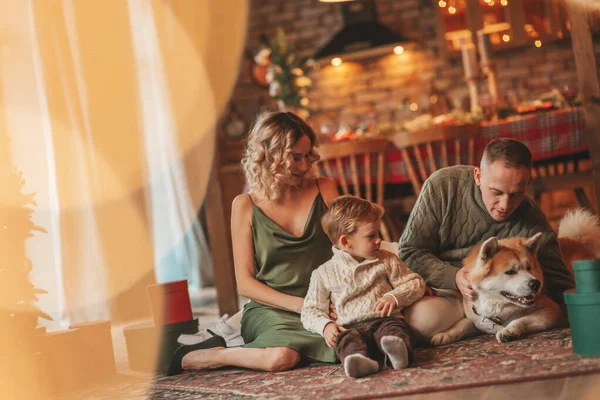 Potret Keluarga Bahagia Dalam Sweater Berwarna Krem Menunggu Santa Dalam — Stok Foto