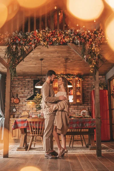 Retrato Jovem Casal Encantador Abraçando Véspera Interior Dezembro Amantes Rindo — Fotografia de Stock
