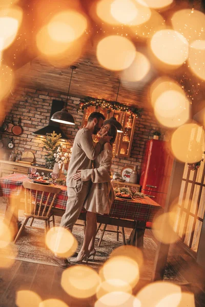 Aralık Arifesinde Evde Kucaklaşan Güzel Bir Çiftin Portresi Aşıklar Gülüyor — Stok fotoğraf