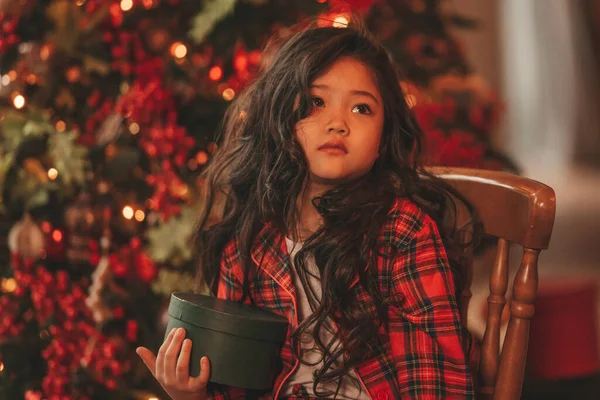 Heureuse Petite Fille Japonaise Rêveuse Attendant Miracle Père Noël Posant — Photo
