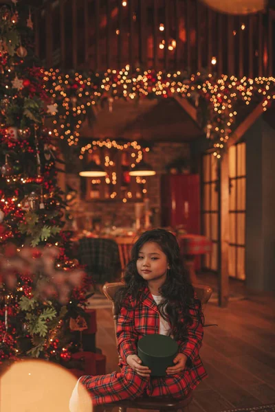 Feliz Niña Japonesa Soñadora Esperando Milagro Santa Posando Suelo Cerca — Foto de Stock