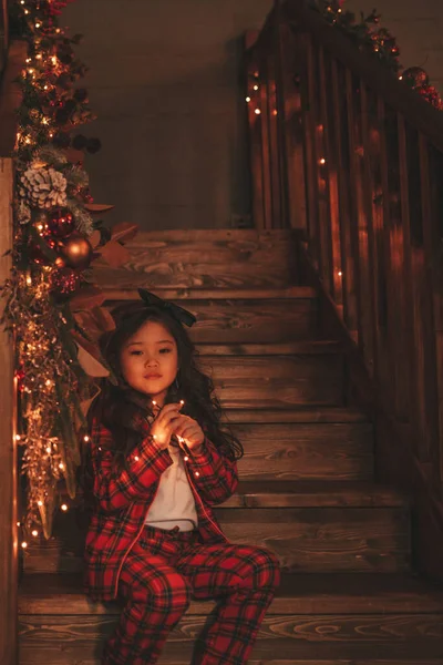 Feliz Niña Japonesa Soñadora Esperando Milagro Santa Posando Escalones Con — Foto de Stock