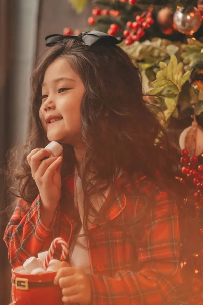 Ευτυχισμένο Μικρό Κορίτσι Japan Ονειροπόλος Περιμένει Θαύμα Άγιος Βασίλης Απολαύσετε — Φωτογραφία Αρχείου