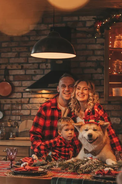 Portrét Šťastné Rodiny Synem Červeném Kostkovaném Pyžamu Smějící Objetí Polibky — Stock fotografie