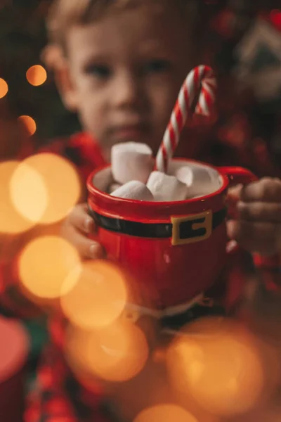 Feliz Niño Soñador Esperando Milagro Santa Disfrutar Dulces Color Piruleta — Foto de Stock