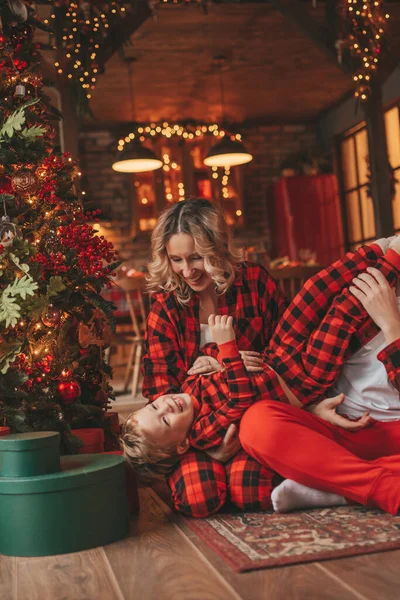 Usmějte Aktivní Rodiče Malým Synem Červené Kostkované Spacáky Čeká Santa — Stock fotografie