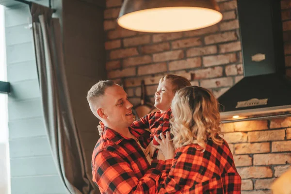 Portré Boldog Család Fiával Piros Kockás Pizsamában Nevető Ölelés Csókok — Stock Fotó