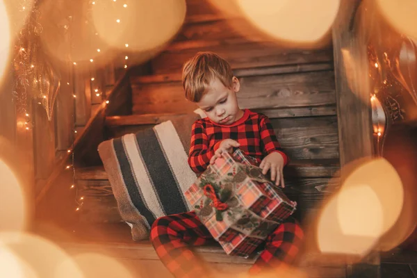 Sourire Petit Enfant Être Actif Avoir Plaisir Attendre Miracle Santa — Photo