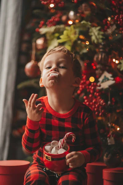 Szczęśliwy Mały Chłopiec Marzyciel Czeka Cud Mikołaj Cieszyć Słodycze Lizak — Zdjęcie stockowe