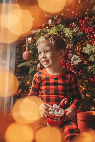 Šťastný Chlapec Snílek Čeká Zázrak Santa Vychutnat Sladkosti Barva Lízátko — Stock fotografie