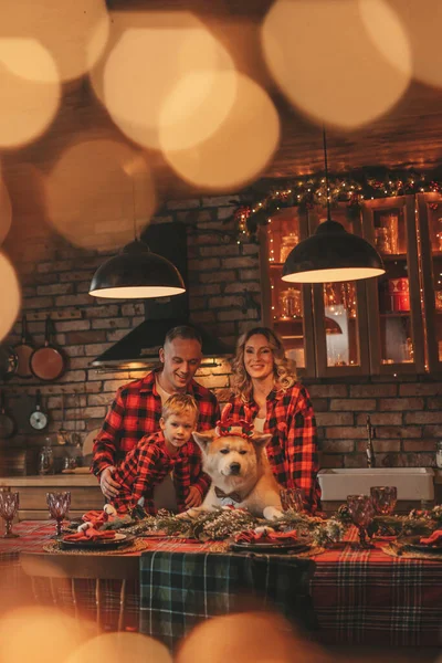 Muotokuva Onnellinen Perhe Poika Punainen Ruudullinen Pyjama Nauraa Halauksia Suukkoja — kuvapankkivalokuva