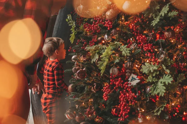 Kırmızı Kareli Elbiseli Noel Baba Evde Bekleyen Küçük Oğlu Olan — Stok fotoğraf
