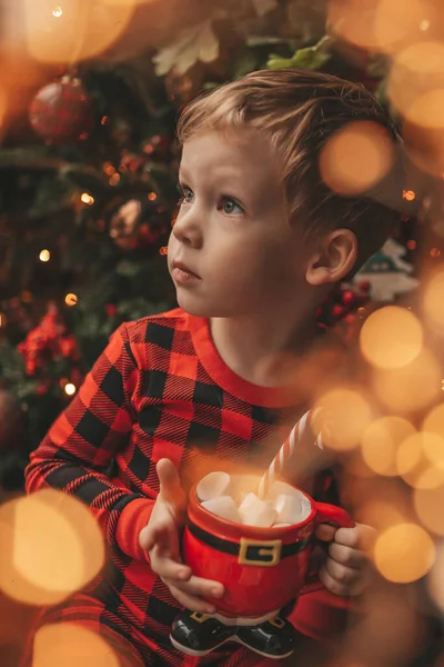 Happy Kleine Jongen Dromer Wachten Wonder Kerstman Genieten Van Zoetigheid — Stockfoto