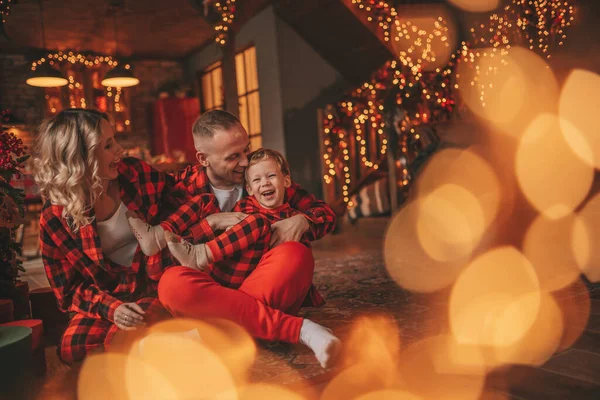 Aktiva Föräldrar Med Liten Son Röda Rutiga Sovkläder Väntar Santa — Stockfoto