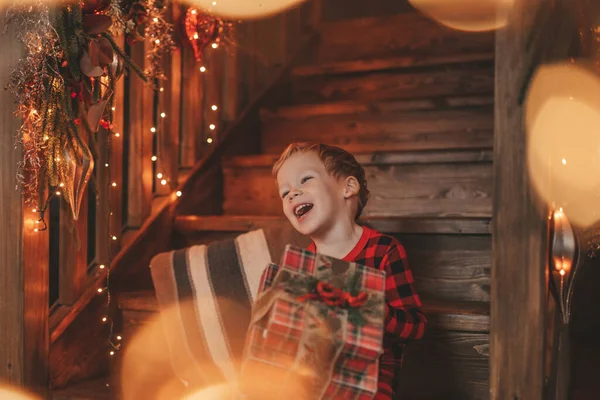 Gülümse Küçük Çocuk Noel Baba Nın Hediyelerini Açmasını Beklerken Eğleniyor — Stok fotoğraf