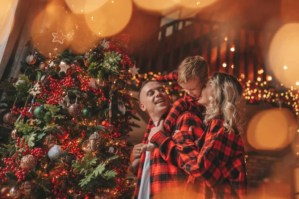 Usmějte Aktivní Rodiče Malým Synem Červené Kostkované Spacáky Čeká Santa — Stock fotografie