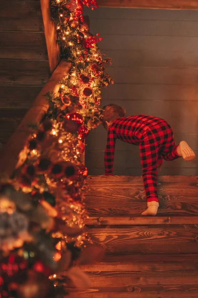 미소어린 아이가 활발하게 움직이면서 산타를 기다리는 모습을 침대보를 실내에서 허둥지둥 — 스톡 사진