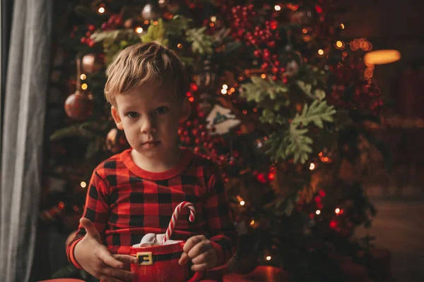 Menino Sonhador Feliz Esperando Milagre Papai Noel Desfrutar Doces Cor — Fotografia de Stock