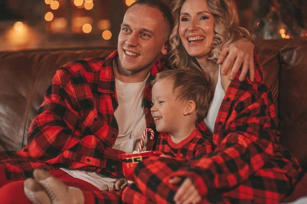Smil Aktive Foreldre Med Liten Sønn Rød Rutete Pyjamas Venter – stockfoto