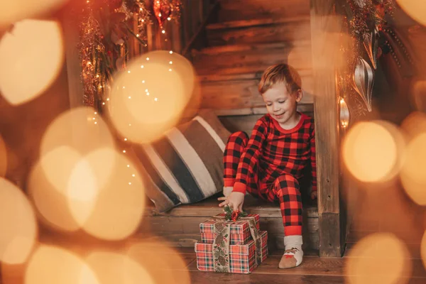 Små Barn Att Vara Aktiv Kul Väntar Mirakel Santa Öppna — Stockfoto