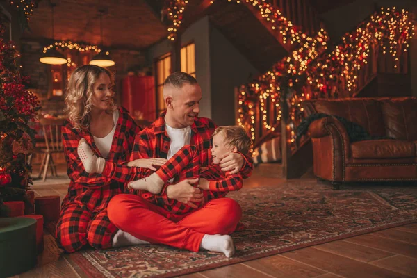 Smil Aktive Foreldre Med Liten Sønn Rød Rutete Pyjamas Venter – stockfoto