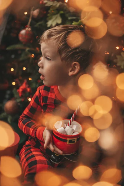 Menino Sonhador Feliz Esperando Milagre Papai Noel Desfrutar Doces Cor — Fotografia de Stock
