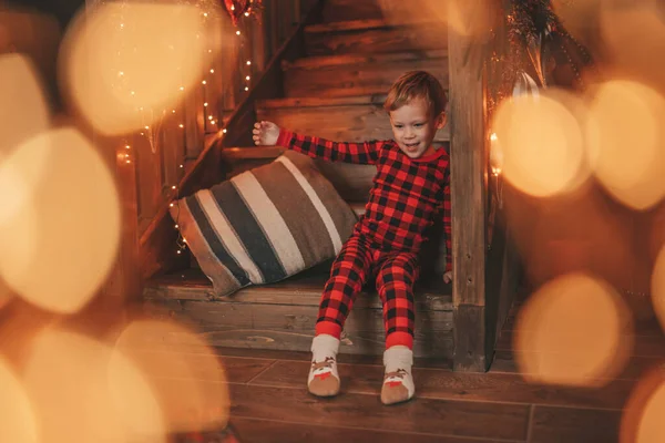 Gülümse Küçük Çocuk Hareket Halinde Eğleniyor Mucize Noel Baba Bekliyor — Stok fotoğraf