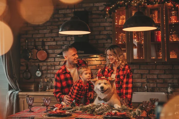 Retrato Familia Feliz Con Hijo Pijama Cuadros Rojo Riéndose Abrazos —  Fotos de Stock